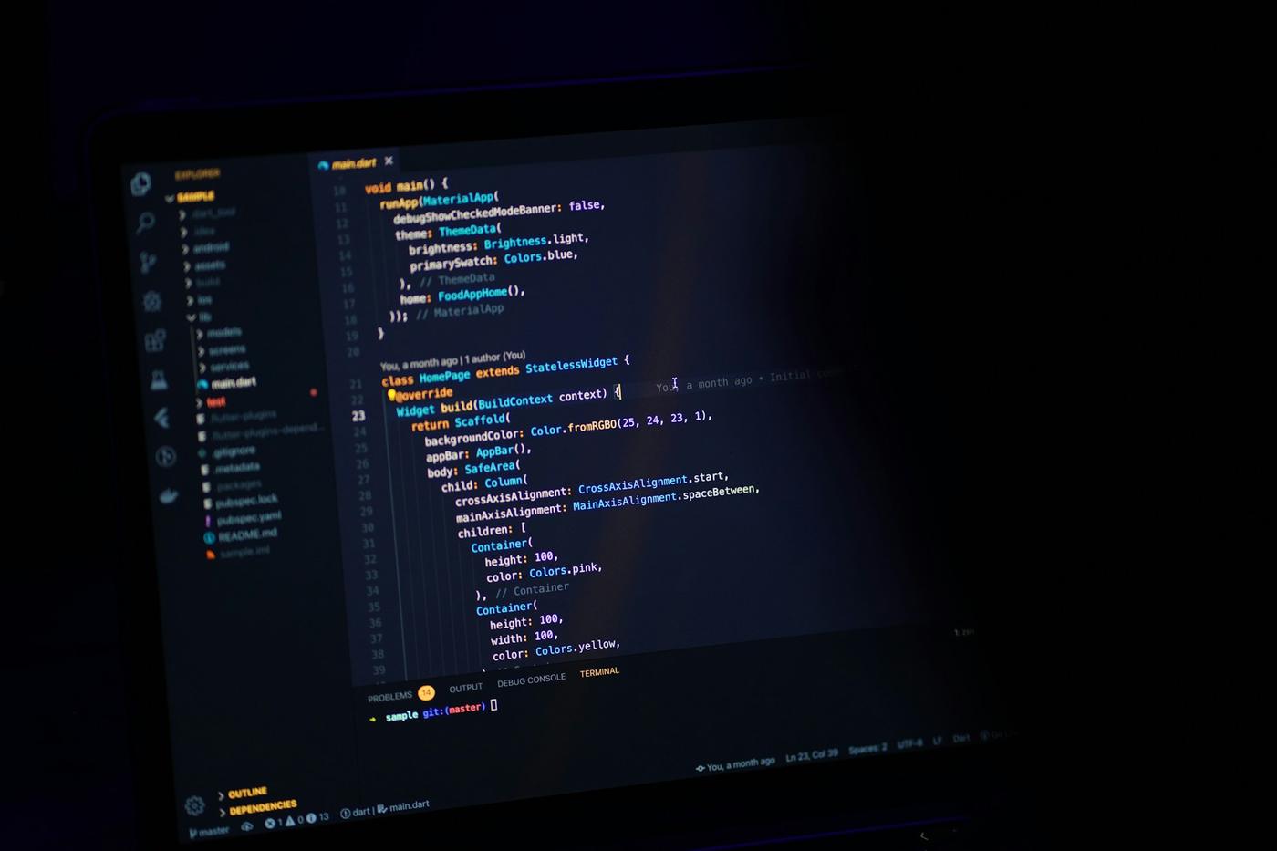 Editor de código en una pantalla oscura