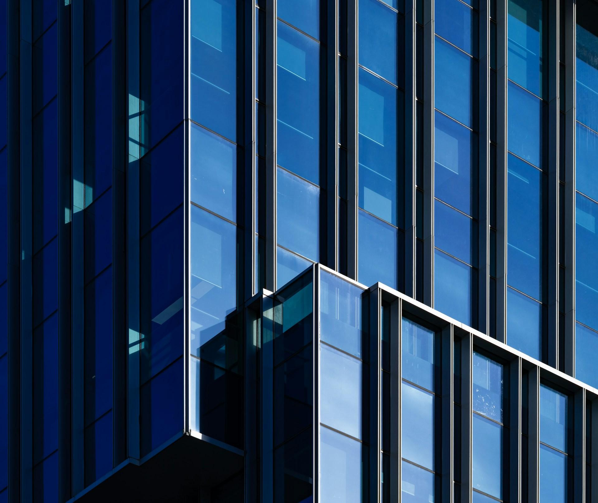 Fachada de vidrio oscura de un edificio corporativo