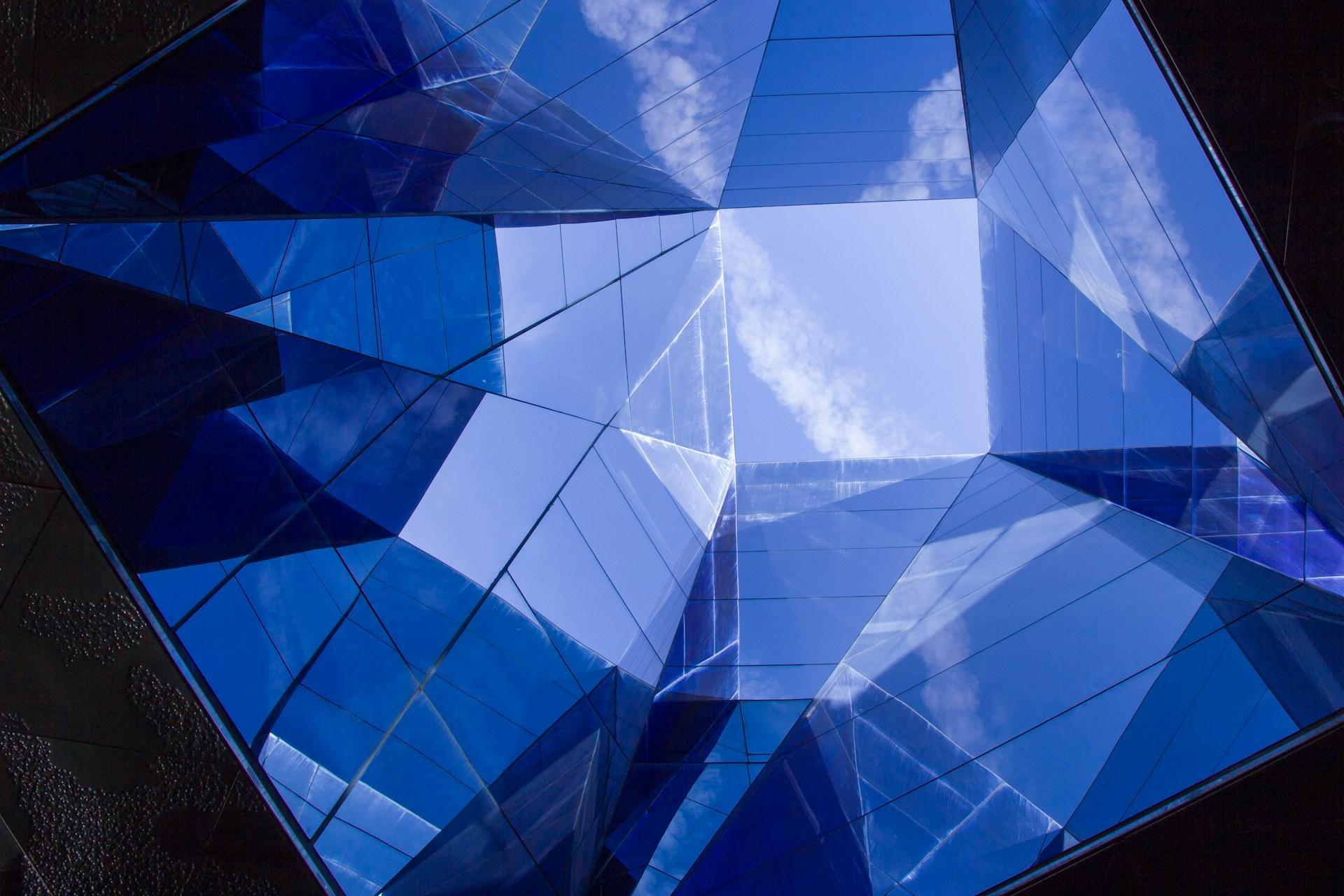 Estructura geométrica de vidrio azul