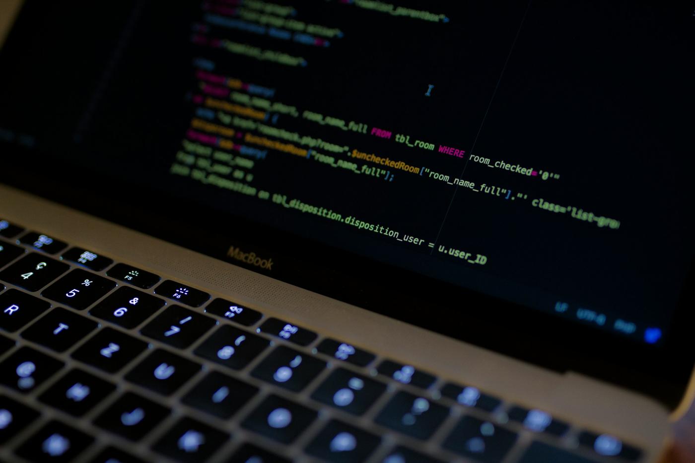 Código en la pantalla de una notebook